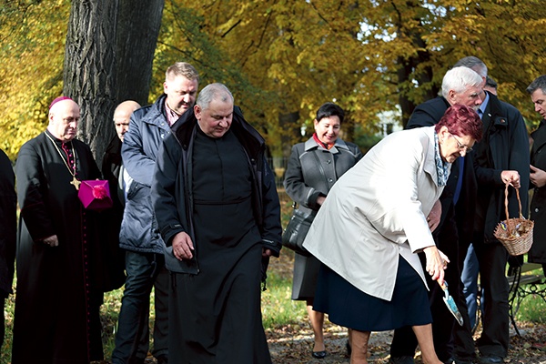 Goście inauguracji posadzili żonkile przed wejściem do hospicjum.