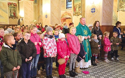 Najmłodsi parafianie z Rzyk chętnie odmawiają październikową modlitwę.