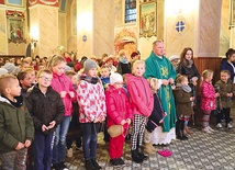 Najmłodsi parafianie z Rzyk chętnie odmawiają październikową modlitwę.