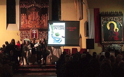 Śpiewanie patriotyczne w kościele pw. NSPJ w Lubinie.