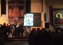 Śpiewanie patriotyczne w kościele pw. NSPJ w Lubinie.