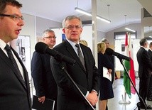 – To dla mnie zaszczyt,  że mogę przyjmować znakomitych gości i młodzież, która przybyła na konferencję  na temat wydarzeń z 1956 roku – mówił wojewoda warmińsko- -mazurski Artur Chojecki.