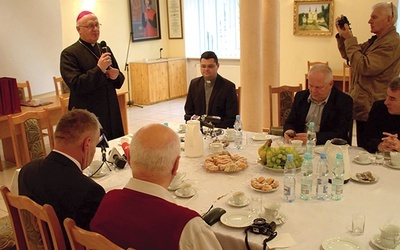 Na spotkanie z abp. Józefem Górzyńskim przybyli miejscowi dziennikarze.