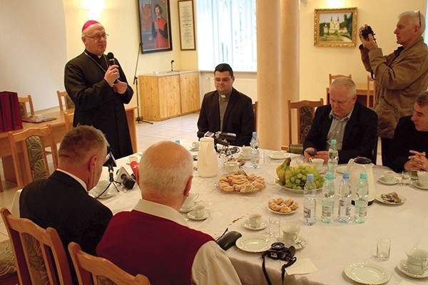 Na spotkanie z abp. Józefem Górzyńskim przybyli miejscowi dziennikarze.