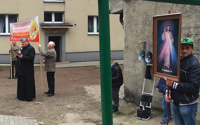 Koronka do Miłosierdzia Bożego między blokami przy ul. Czarnoleśnej w Rudzie Śląskiej- -Nowym Bytomiu.