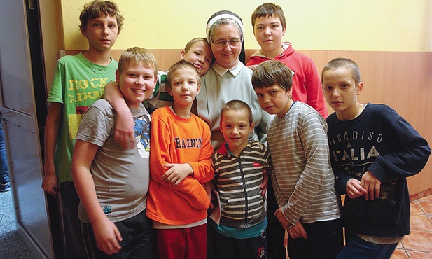 Siostra Urszula Mroczek z wychowankami ośrodka.