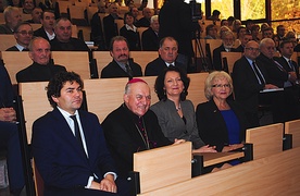 Bp E. Frankowski był honorowym gościem sesji.