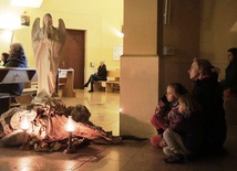 Figura anioła przy wejściu do kościoła zapraszała do duchowej wspnaczki na drodze świętości