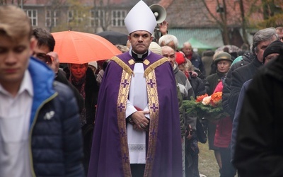 Biskup Zbigniew Zieliński poprowadził modlitwę w czasie procesji żałobnej 