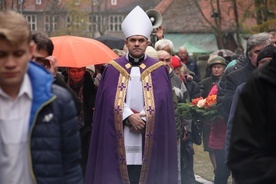 Biskup Zbigniew Zieliński poprowadził modlitwę w czasie procesji żałobnej 