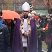 Biskup Zbigniew Zieliński poprowadził modlitwę w czasie procesji żałobnej 