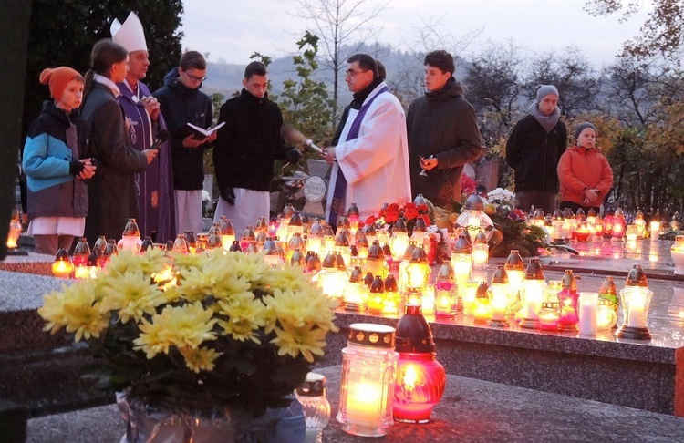 Wszystkich Świętych na cmentarzu w Żywcu