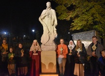 Uczestnicy przasnyskego Balu Wszystkich Świętych modlili się przy pomniku św. Stanisława Kostki