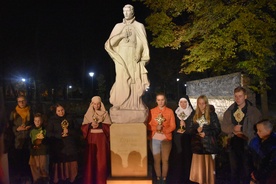 Uczestnicy przasnyskego Balu Wszystkich Świętych modlili się przy pomniku św. Stanisława Kostki