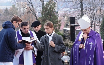 Nabożeństwo za zmarłych na żywieckim cmentarzu