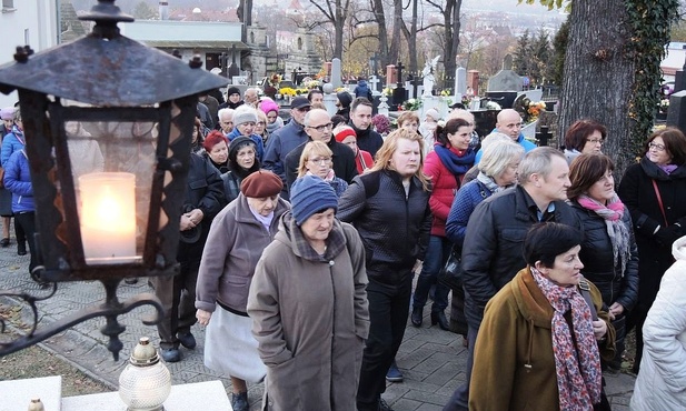 Żywczanie podczas procesji na cmentarzu Przemienienia Pańskiego