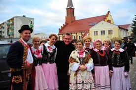 Delegacja z Podegrodzia przed kościołem w Ełku, gdzie dziękowano za dar kanonizacji o. Papczyńskiego.