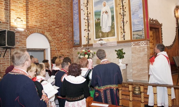 Ołtarz z obrazem o. Papczyńskiego podarowanym przez parafian z Podegrodzia.