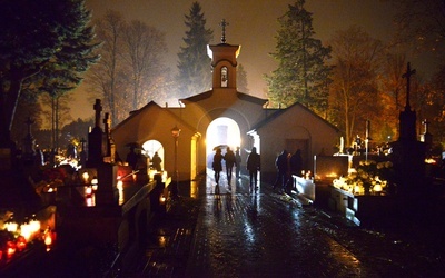 Tzw. stara brama wejściowa na cmentarz w Radomiu przy ul. Limanowskiego