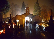 Tzw. stara brama wejściowa na cmentarz w Radomiu przy ul. Limanowskiego