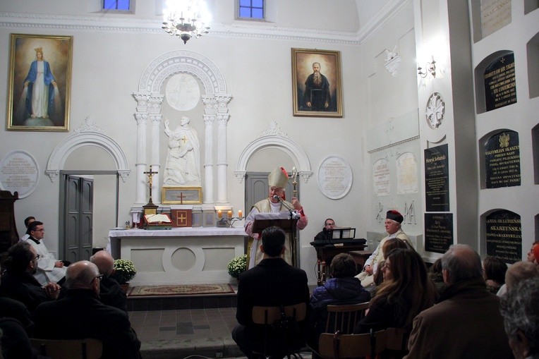 Bp Andrzej F. Dziuba głosi homilię w zabytkowej kaplicy grobowej w Wiskitkach