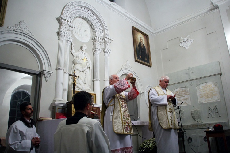 Msza św. w kaplicy grobowej Łubieńskich i Sobańskich