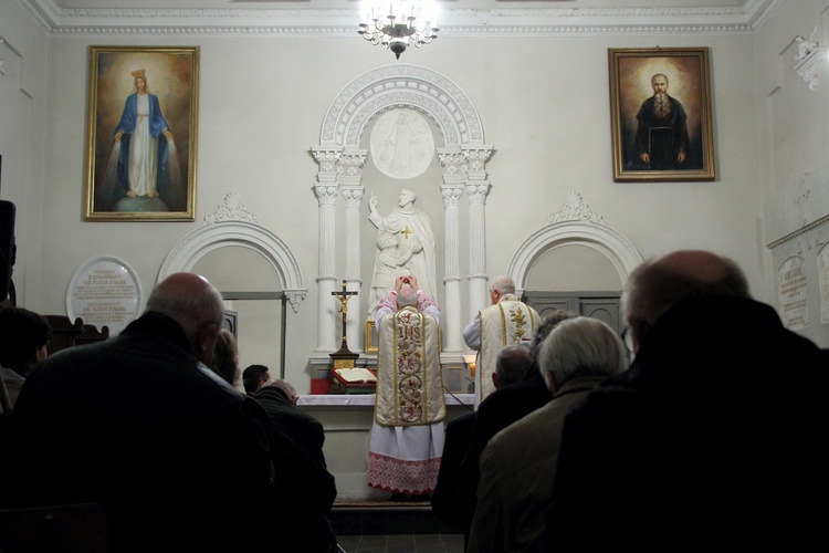 Msza św. w kaplicy grobowej Łubieńskich i Sobańskich