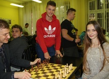 Przy szachownicy Rafał Bąk (z lewej) i Ewelina Nowocień