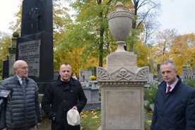 Przy odnowionym w ostatnim roku nagrobku Marianny Niedźwieckiej (pocz. XIX) od lewej: Jerzy Przyborowski, przewodniczący komitetu, ks. Piotr Zamaria, dyrektor cmentarza, i Sławomir Adamiec