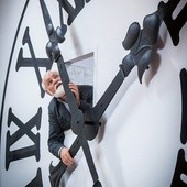 27.10.2016 Kecskemét, Węgry. Węgierski zegarmistrz István Hanga nastawia potężny zegar  na wieży katedralnej