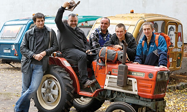 Wspólnota „Betlejem”  – uczestnicy pielgrzymki do sanktuarium św. Teresy w Lisieux. Od lewej: Jacek Baczyński, ks. Mirek Tosza, Darek Bujarski, Marek Marzec i Marek Kamiński.
