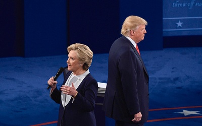 Hillary Clinton i Donald Trump podczas drugiej debaty telewizyjnej.