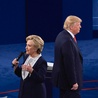 Hillary Clinton i Donald Trump podczas drugiej debaty telewizyjnej.