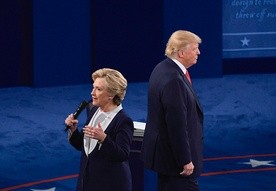 Hillary Clinton i Donald Trump podczas drugiej debaty telewizyjnej.