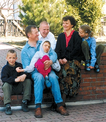 Rodzina Legierskich, maj 2003 r. Od lewej: Antoś, Franek z Łucyjką, Tomek, Bogusia i Terenia.