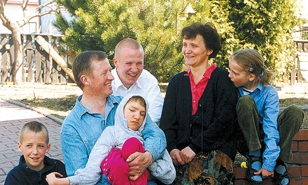 Rodzina Legierskich, maj 2003 r. Od lewej: Antoś, Franek z Łucyjką, Tomek, Bogusia i Terenia.