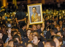 Król Rama IX panował w Tajlandii aż 70 lat, ciesząc się wielkim zaufaniem i popularnością swoich poddanych.