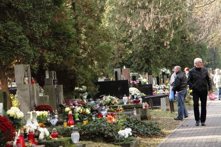 Dzień Zaduszny na cmentarzu Rakowickim