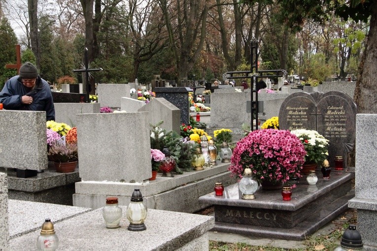 Dzień Zaduszny na cmentarzu Rakowickim