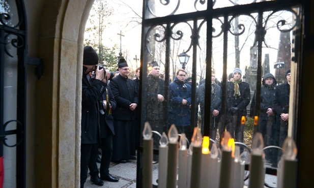 Kaplica grobowa znajduje się w dawnej bramie wejściowej na cmentarz rzymskokatolicki przy ul. Limanowskiego w Radomiu