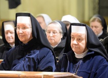 Siostry zakonne w oczekiwaniu na Mszę św.