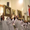 Ministranci z ikonami Matki Bożej Częstochowskiej uniesionymi w górę podczas błogosławienia przez biskupa