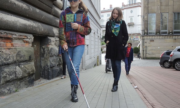 Uczniowie wspierali się w czasie przechadzki laską niewidomych