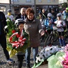 Przedstawiciele uczestników i organizatorów IV Rajdu Rowerowego Wojnicz-Łowczówek przed startem złożyli pod Pomnikiem Niepodległości kwiaty
