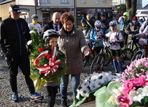 Przedstawiciele uczestników i organizatorów IV Rajdu Rowerowego Wojnicz-Łowczówek przed startem złożyli pod Pomnikiem Niepodległości kwiaty