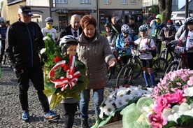 Przedstawiciele uczestników i organizatorów IV Rajdu Rowerowego Wojnicz-Łowczówek przed startem złożyli pod Pomnikiem Niepodległości kwiaty