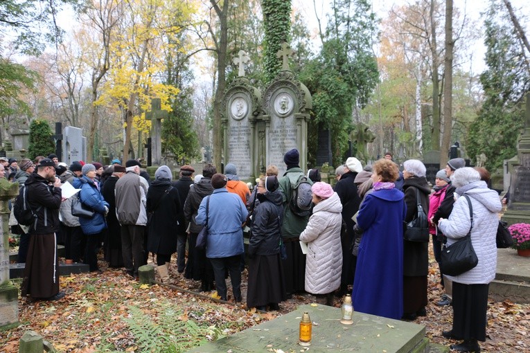 Honoracki spacer po Starych Powązkach