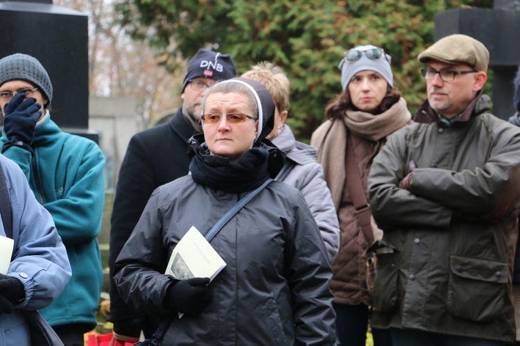 Honoracki spacer po Starych Powązkach