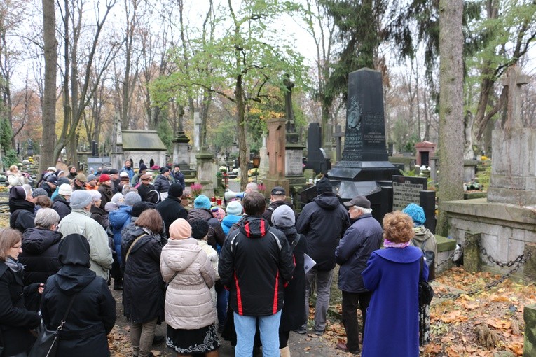 Honoracki spacer po Starych Powązkach