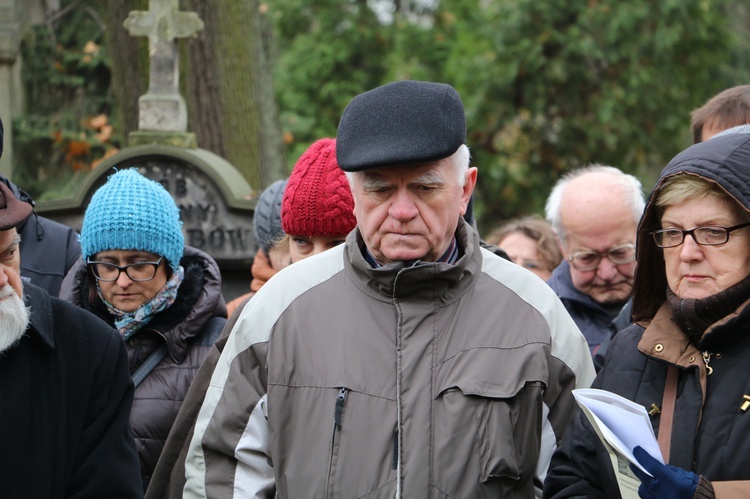 Honoracki spacer po Starych Powązkach